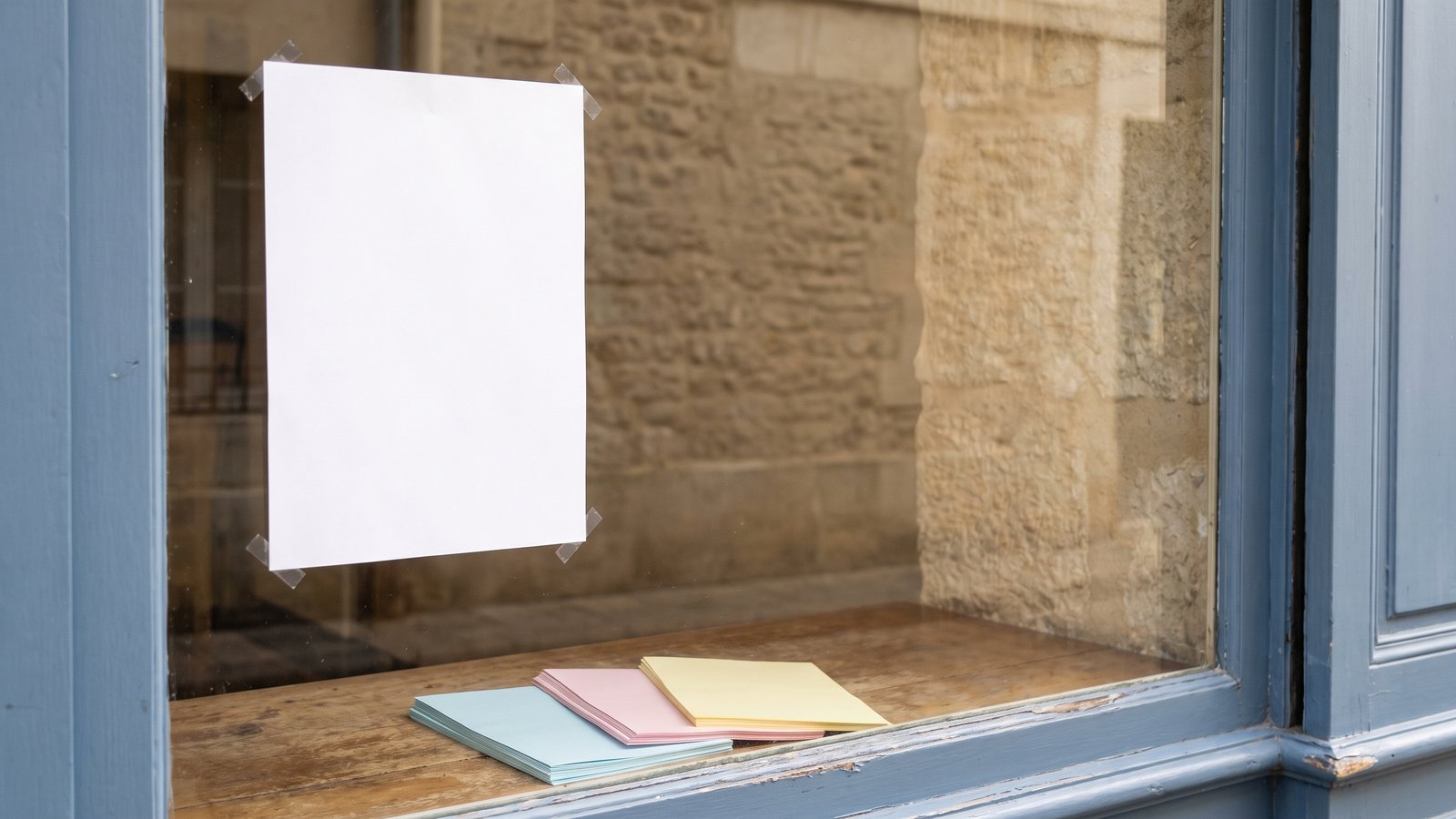 Affichage en vitrines et distribution de flyers : pourquoi le combo installe une marque dans un quartier ?