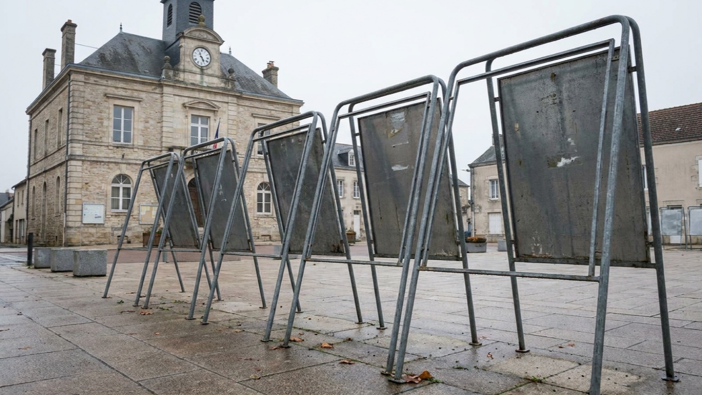 Panneaux d'affichage électoraux officiels vides alignés devant une mairie française, lumière douce