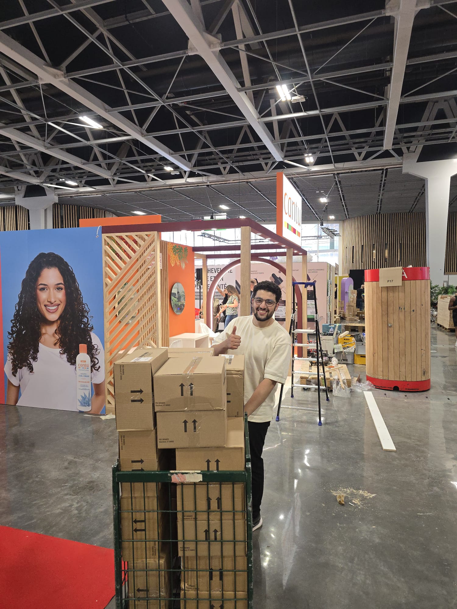 Membre de l'équipe Strevoo pendant le montage d'un stand Cantu en salon