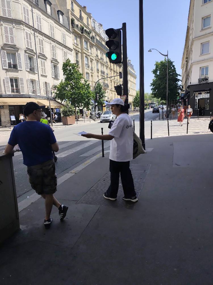 Animatrice Free2Move en distribution dans le quartier des Batignolles à Paris