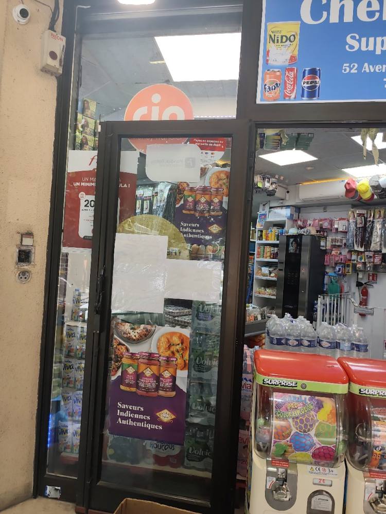 Une affiche Patak's photographiée sur une vitrine à Villemomble
