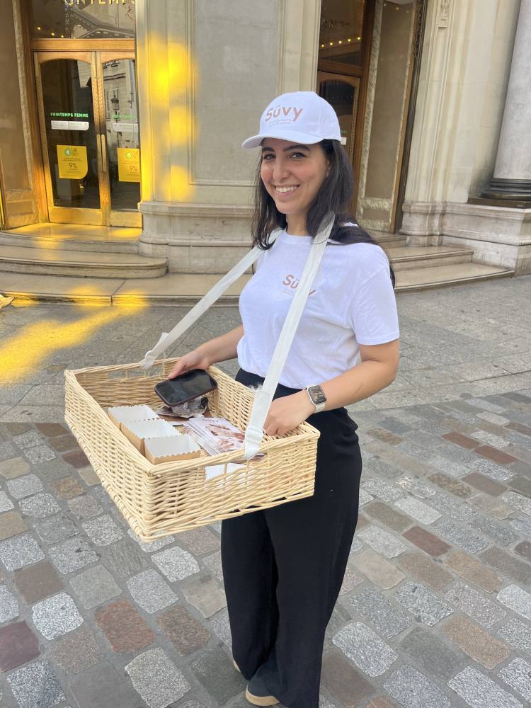 Animatrice Süvy avec des échantillons à Paris