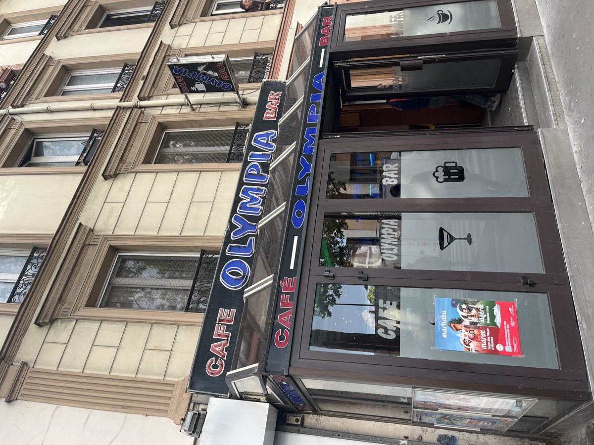 Affiche posée en vitrine d'un café-bar avenue de la République à Aubervilliers