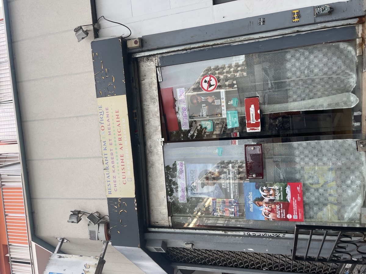 Affiche posée en vitrine d'un restaurant avenue de la République à Aubervilliers