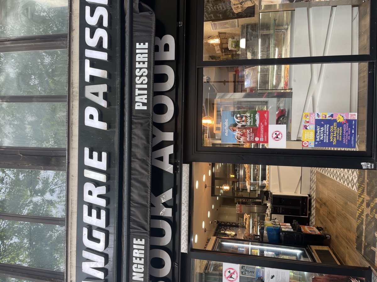 Affiche posée en vitrine d'une boulangerie avenue de la République à Aubervilliers