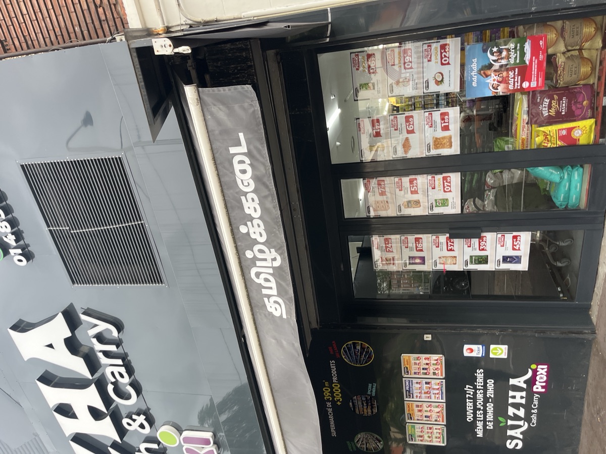 Affiche posée dans une épicerie avenue Paul Vaillant Couturier à La Courneuve