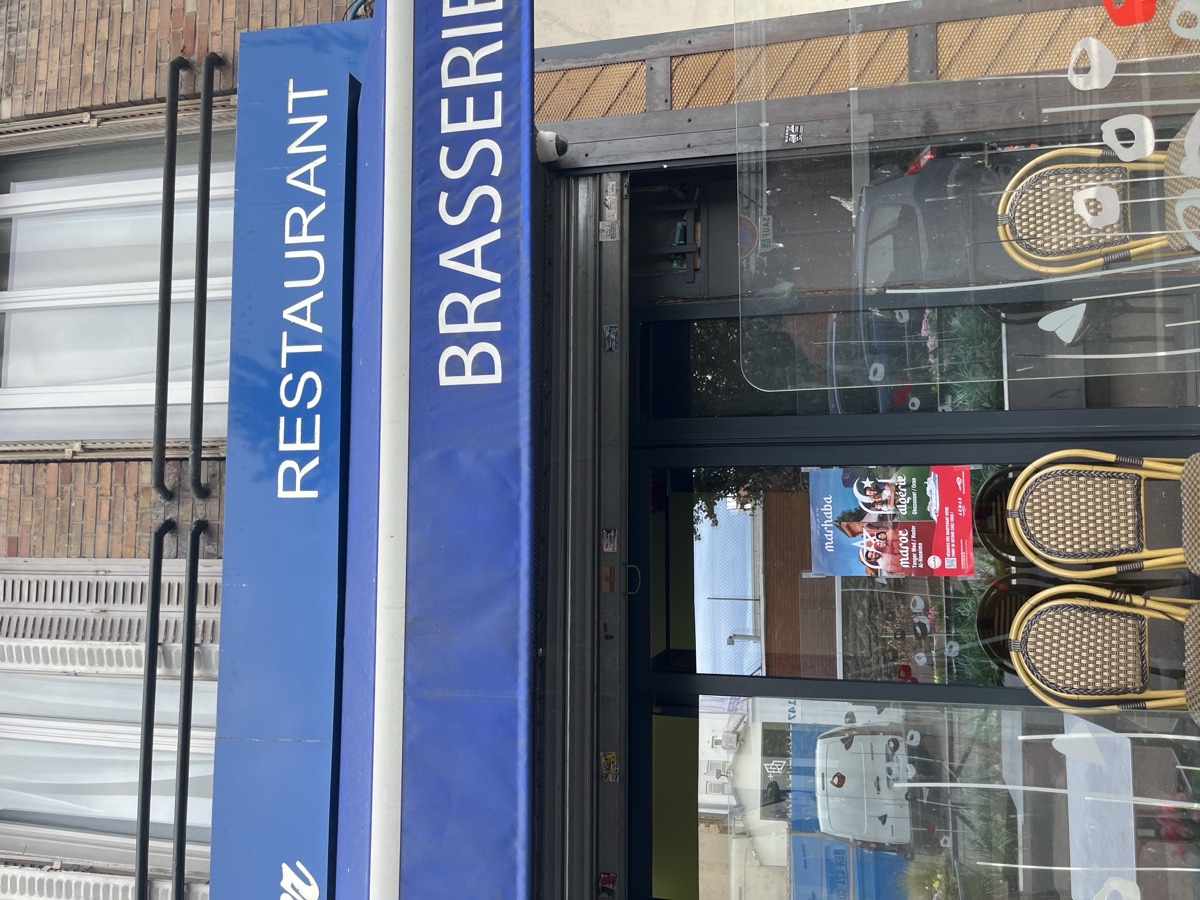Affiche posée en vitrine d'une brasserie rue Rateau à La Courneuve