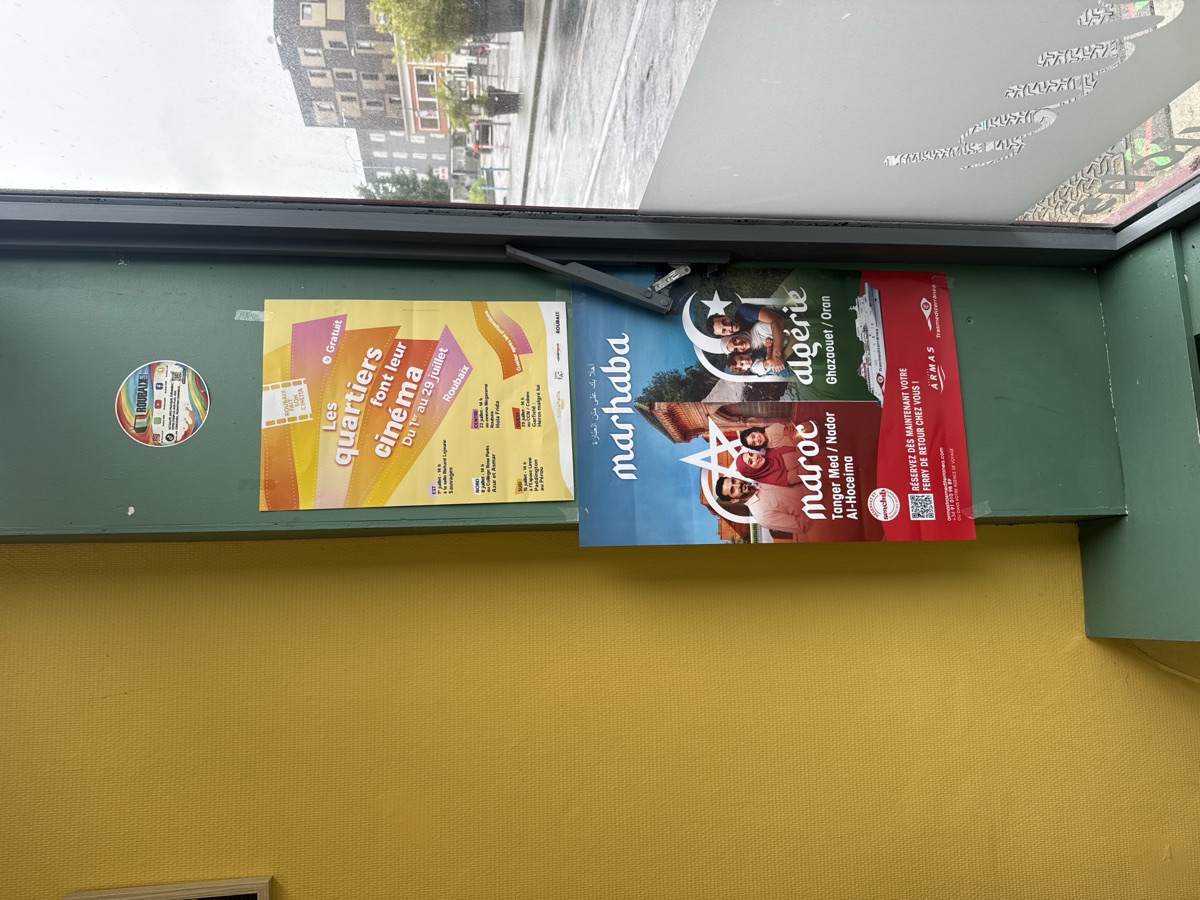 Affiche posée dans un commerce de l'avenue Jean Lebas à Roubaix