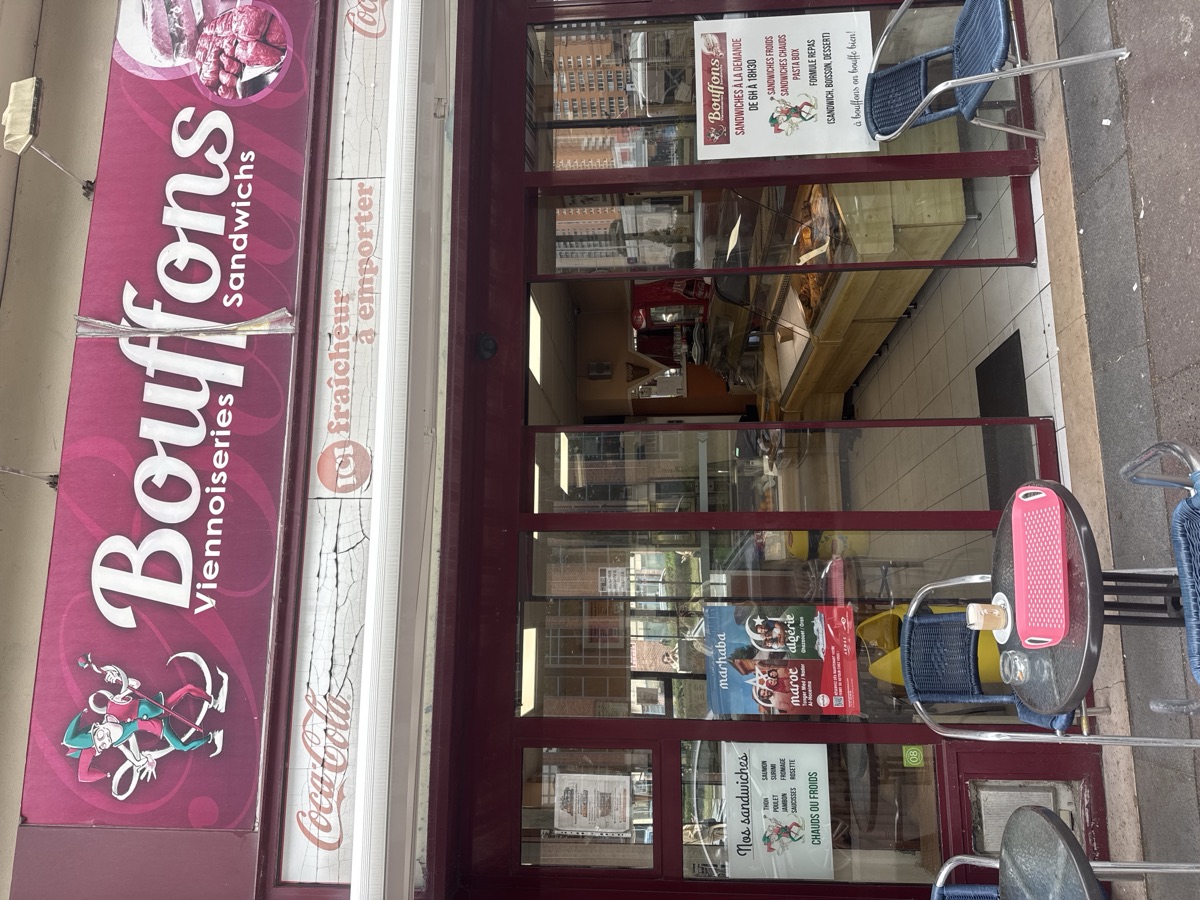 Affiche posée en vitrine d'une sandwicherie, boulevard du Général Leclerc à Roubaix