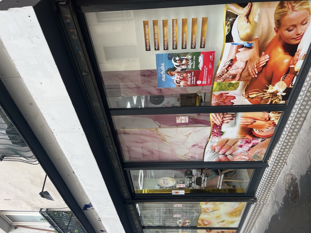 Affiche posée en vitrine d'un institut de beauté rue Dézobry à Saint-Denis