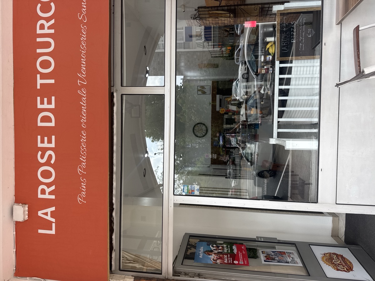 Affiche posée en vitrine d'une boulangerie avenue Gustave Dron à Tourcoing