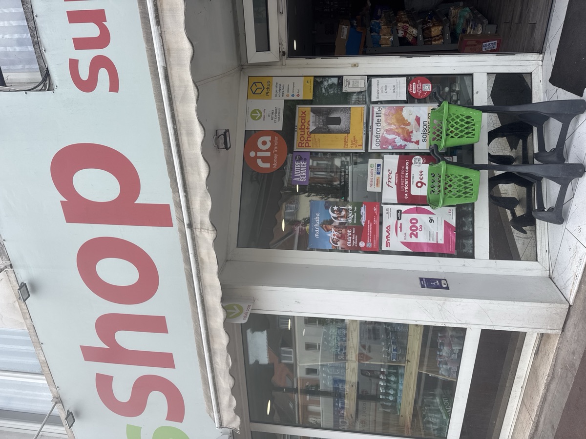 Affiche posée en vitrine d'un commerce boulevard Gambetta à Tourcoing